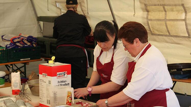 Die Feldküche des BRK Hofheim servierte den Gästen leckeres Mittagessen.Foto: Michael Will