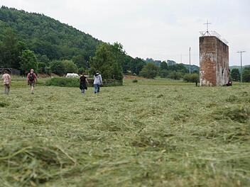 Eine Wandergruppe zieht zum Brückenpfeiler bei Gräfendorf.Fotos: Arkadius Guzy