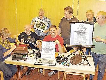 Die Fotofreunde Steinberg rund um ihren Ersten Vorsitzenden Herbert Agel (sitzend, Mitte) laden wieder zur Steinberger Fotobörse ein.  Foto: Heike Schülein