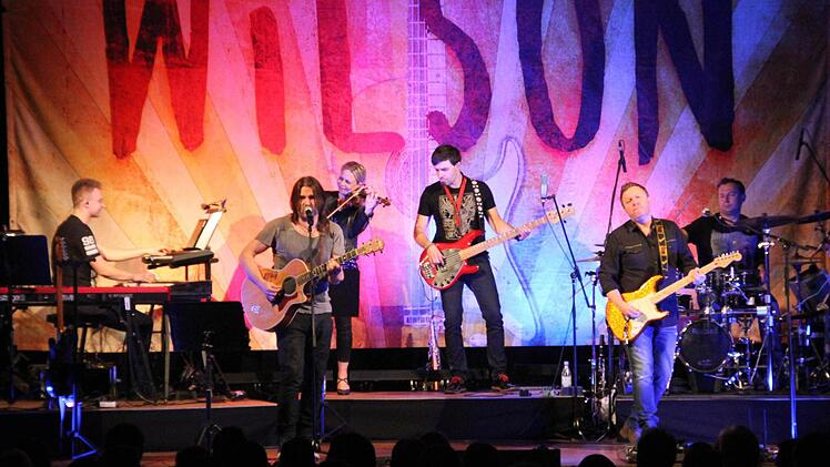 Die komplette Band in der Haßfurter Stadthalle. Foto: Ralf Kestel