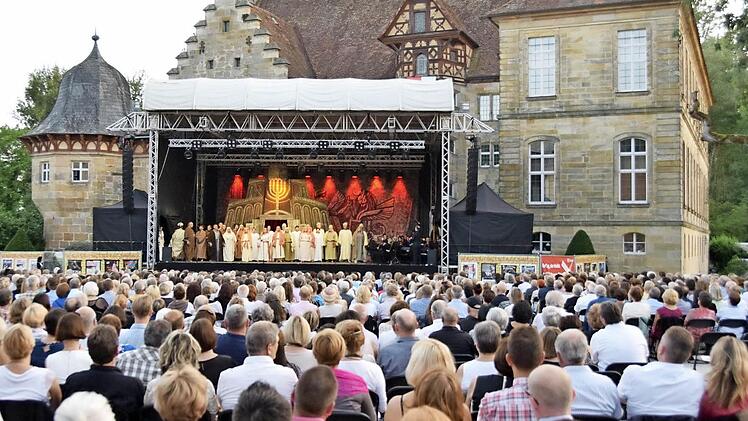 Rund 900 Besucher waren gekommen, bei Ritchie Blackmore am heutigen Donnerstag werden 1300 Fans sein. Foto: Ronald Rinklef