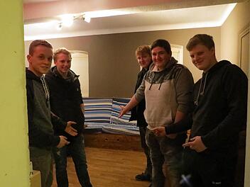 Hereinspaziert: Es laden ein (von links nach rechts) Tobias, Marlon, Dennis, Oli und Fabian. Foto: Doris Bauer
