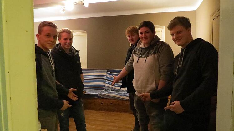 Hereinspaziert: Es laden ein (von links nach rechts) Tobias, Marlon, Dennis, Oli und Fabian. Foto: Doris Bauer