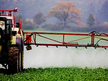 Glyphosat ist der weltweit am meisten eingesetzte Wirkstoff in Pflanzenschutzmitteln. Welche Gefahr von ihm ausgeht, ist unklar. Foto: Patrick Pleul, dpa