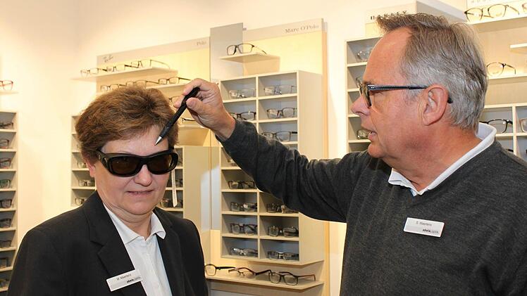 Kantenfilterbrillen sollen verhindern, das schädliches Licht von der Seite auf das Auge wirkt. Foto: Carmen Schwind