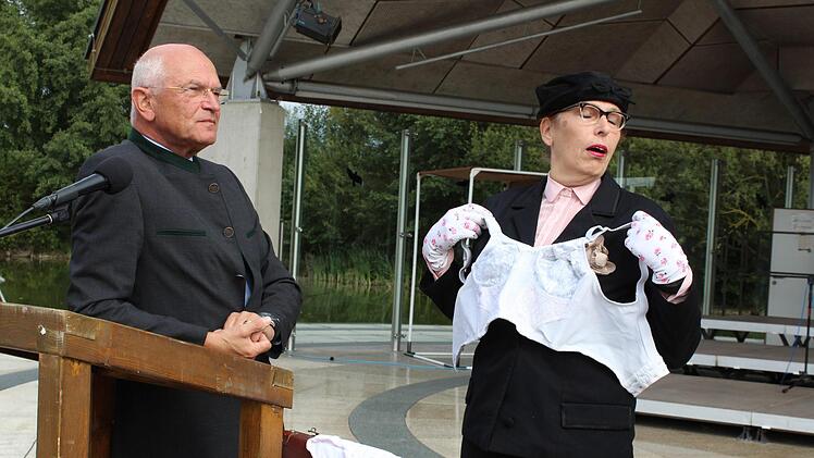 Ob Bezirkstagspräsident Günther Denzler damit rechnen konnte, dass die nach einem Kurschatten Ausschau haltende Hilde Ruß vor ihm den Koffer auspackt?Markus Häggberg