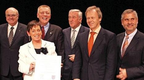 Die Gr&uuml;nder von Regiomed am 12. November 2007 (von links): Landrat Karl Zeitler, Landr&auml;tin Christine Zitzmann, Oberb&uuml;rgermeister Norbert Kastner, Landrat Reinhard Leutner, Landrat Thomas M&uuml;ller, B&uuml;rgermeister Klaus Brodf&uuml;hrer  Foto: CT-Archiv/Jochen N&uuml;tzel