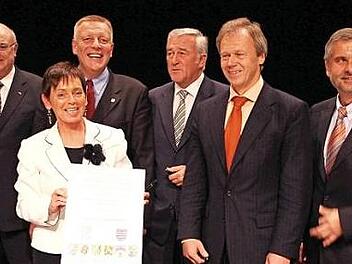 Die Gründer von Regiomed am 12. November 2007 (von links): Landrat Karl Zeitler, Landrätin Christine Zitzmann, Oberbürgermeister Norbert Kastner, Landrat Reinhard Leutner, Landrat Thomas Müller, Bürgermeister Klaus Brodführer  Foto: CT-Archiv/Jochen Nützel