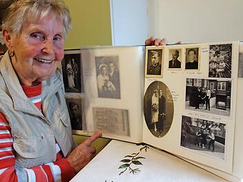 Klara Ernst, eine geborene Vogler aus der Papiermühle, hat viele Fotos von ihrem Onkel Georg, der nach Amerika ausgewandert ist und das Kreuz auf der Traischel 1972 erneuern ließ. Fotos: Siegfries Sesselmann