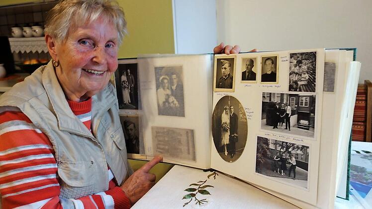 Klara Ernst, eine geborene Vogler aus der Papiermühle, hat viele Fotos von ihrem Onkel Georg, der nach Amerika ausgewandert ist und das Kreuz auf der Traischel 1972 erneuern ließ. Fotos: Siegfries Sesselmann