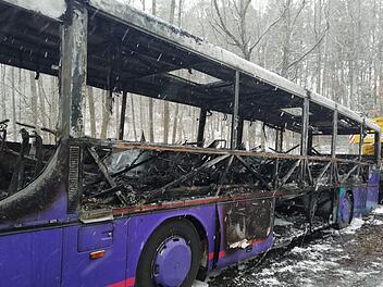 Ein Linienbus ist am frühen Morgen auf der Straße zwischen Kasendorf und Thurnau komplett ausgebrannt.Foto: Katrin Geyer