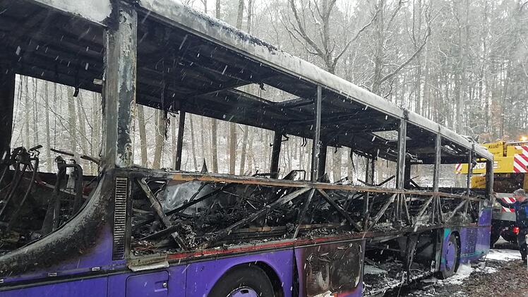 Ein Linienbus ist am frühen Morgen auf der Straße zwischen Kasendorf und Thurnau komplett ausgebrannt.Foto: Katrin Geyer