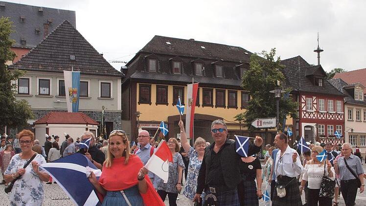 Eine Delegation der Partnerstadt Prestwick beteiligte sich ebenfalls am Festzug. Foto: Alfred Thieret
