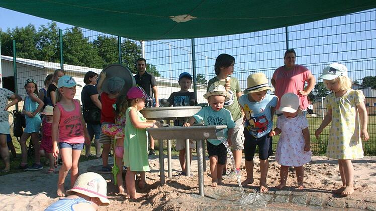 Nicht verwunderlich war es, dass angesichts der hochsommerlichen Temperaturen die Wasserspielanlage auf dem Mehrgenerationenspielplatz in Unterlauter in den Focus der vor allem kleineren Gäste der Eröffnungsfeier rutschte.