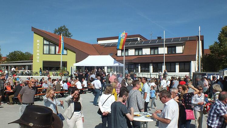 Der neue "Platz der Begegnung" machte seinem Namen gleich alle Ehre.     Foto: Manfred Welker