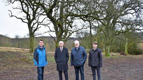 Winfried Seufert, Gesch&auml;ftsf&uuml;hrer des Naturparks, Wilhelm Schneider, Landrat und Vorsitzender des Naturparks Ha&szlig;berge, Claus Bittenbr&uuml;nn, B&uuml;rgermeister von K&ouml;nigsberg, und Lukas Bandorf, stellvertretender Gesch&auml;ftsf&uuml;hrer des Naturparks, zwischen den freigestellten Birnb&auml;umen, die in einer Hecke verborgen waren (von links)  Foto: Norbert Schmucker