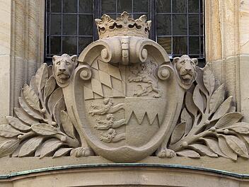 Wappen am Kurhausbad, Prinzregenten-Straße 6