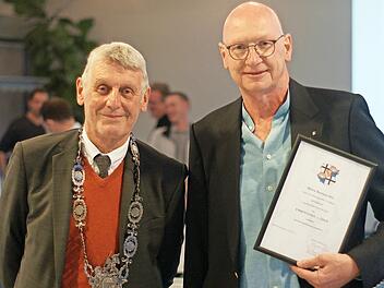 Stellvertretender Bürgermeister Jürgen Pfister (links) verlieh Ex-Stadtrat Hartmut Bös die Ehrennadel in Gold.