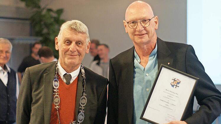 Stellvertretender Bürgermeister Jürgen Pfister (links) verlieh Ex-Stadtrat Hartmut Bös die Ehrennadel in Gold.