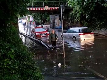 Heftiges Unwetter in Nürnberg: Autos stecken in Unterführung fest - zwei Menschen gerettet