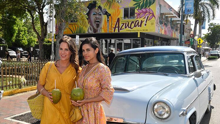 Maike Kappes (Birthe Wolter, links) und ihre Freundin Dr. Jessica Delgado (Collien Ulmen-Fernandes) sind bereit für den Junggesellinnen-Ausflug in Little Havana.