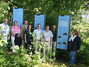 Die Wanderwegsmerkmale stehen bereits in 500 Meter Höhe: Leutenbachs Bürgermeister Otto Siebenhaar (l.), der stellvertretende Landrat Georg Lang (Dritter v. l.), Michael Hofmann vom Amt für Landwirtschaft und Forsten (Vierter v. r.), Leader-Beauftrager Anton Eckert (Dritter v. r.) und Mitinitiatorin Ingrid Saal (r.). Fotos: Gernot Wildt