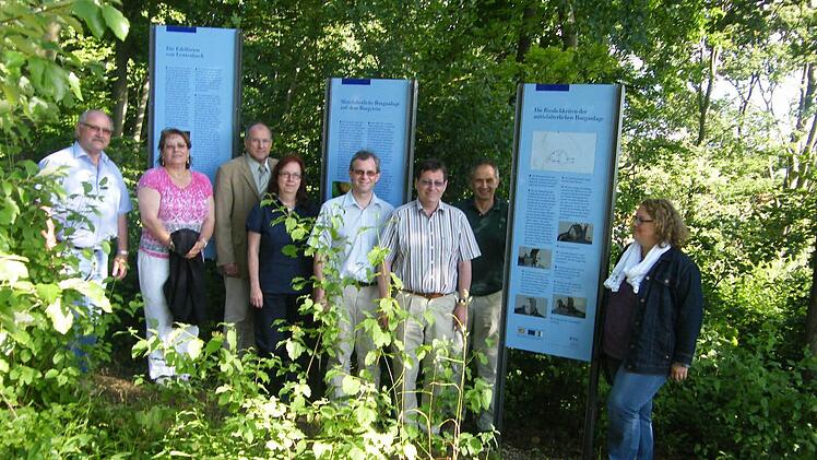 Die Wanderwegsmerkmale stehen bereits in 500 Meter Höhe: Leutenbachs Bürgermeister Otto Siebenhaar (l.), der stellvertretende Landrat Georg Lang (Dritter v. l.), Michael Hofmann vom Amt für Landwirtschaft und Forsten (Vierter v. r.), Leader-Beauftrager Anton Eckert (Dritter v. r.) und Mitinitiatorin Ingrid Saal (r.). Fotos: Gernot Wildt