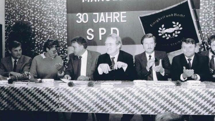 1942 als Bub nach Maroldsweisach gekommen und zum Bundespräsidenten aufgestiegen:Johannes Ra, hier beim 30. Jubiläumder Maroldsweisacher SPD.