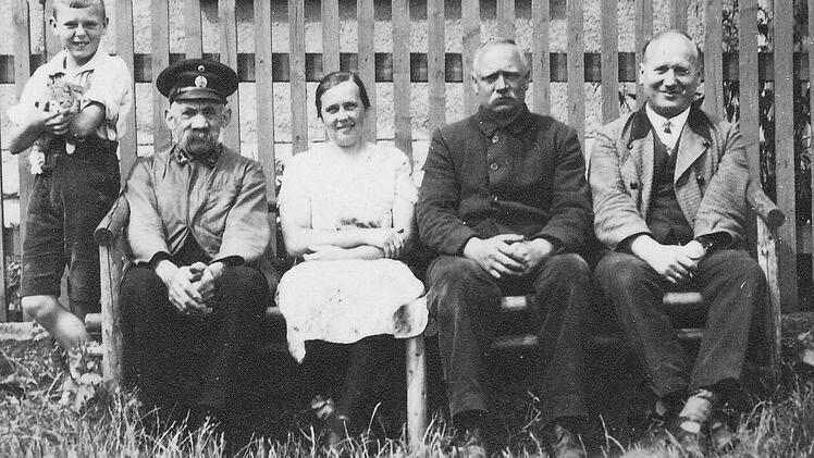 Auf der Gartenbank: Karl Brandenstein (v. l.), Josef Schugmann, Katharina Brandenstein, Anton Leipold und Bonifaz Brandenstein.