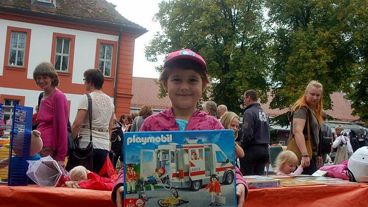 Die siebenjährige Sophie trennt sich von ihren alten Spielsachen.