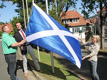 Mit vereinten Kräften hissen Schulleiter Horst Pfadenhauer, Hausmeister Bernhard Stenglein (links) und Helga Lormes die schottische Fahne. Sie kündet davon, dass das MGF alles dran setzt, die Städtepartnerschaft zwischen Kilmarnock und Kulmbach wiederzubeleben. Fotos: Sonja Adam