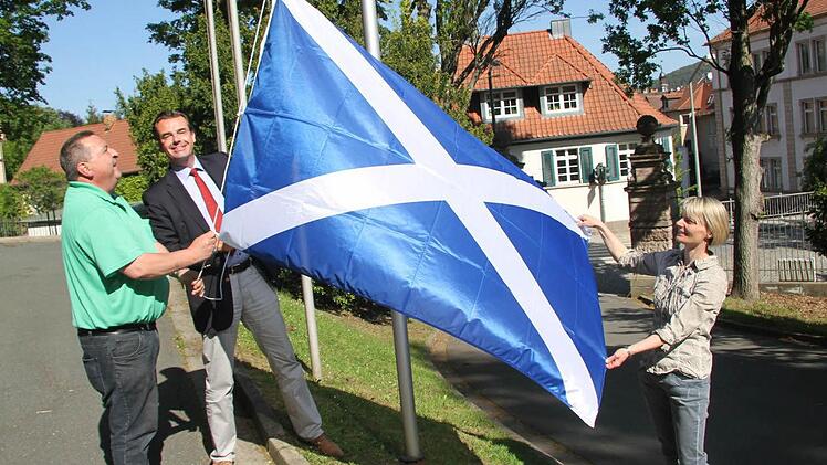 Mit vereinten Kräften hissen Schulleiter Horst Pfadenhauer, Hausmeister Bernhard Stenglein (links) und Helga Lormes die schottische Fahne. Sie kündet davon, dass das MGF alles dran setzt, die Städtepartnerschaft zwischen Kilmarnock und Kulmbach wiederzubeleben. Fotos: Sonja Adam