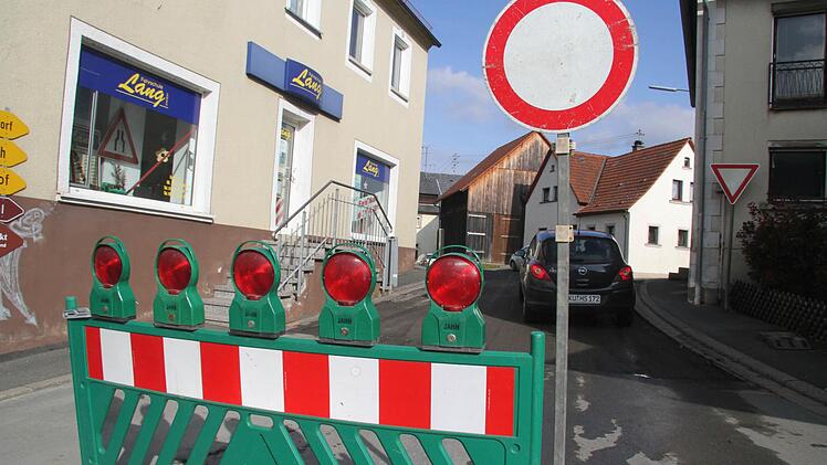 Der Kreuzungsbereich von der Hauptstraße Richtung Bahnhofstraße ist gesperrt.