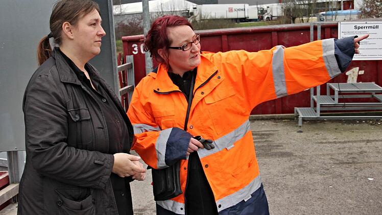 Marion Schramm (rechts) zeigt der Kundin Melanie Kühn. wo sie den Inhalt ihres Müllsacks entleeren kann. Foto: Will