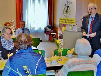 Diakon Christoph Glaser feierte mit ehrenamtlichen Helfern das fünfjährige Bestehen der Initiative "Eine Stunde Zeit".  Foto: Sigismund von Dobschütz