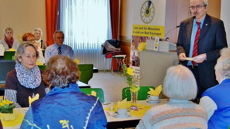 Diakon Christoph Glaser feierte mit ehrenamtlichen Helfern das fünfjährige Bestehen der Initiative "Eine Stunde Zeit".  Foto: Sigismund von Dobschütz
