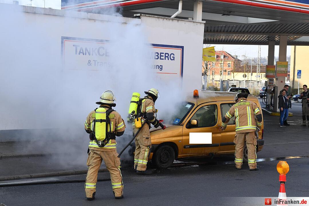 Auto fängt Feuer an Tankstelle in Bamberg