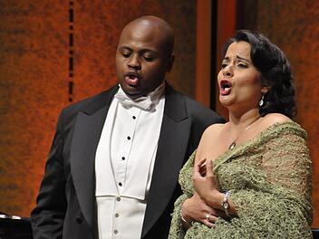Siyabonga Maqungo (von links) und Camila Ribero-Souza bezauberten durch ausdrucksstarke Interpretationen berühmter Operettenmelodien.  Foto: Peter Klopf