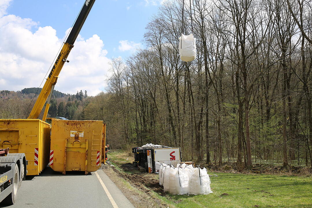 Bad Berneck. Lkw stürzt Abhang hinab