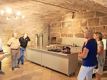 Ein Durchgang an der Rückseite des Schlossgewölbes würde weitere Räume erschließen. Die Theke könnte in den Nebenraum umziehen, meinten die Bauausschuss-Mitglieder beim Ortstermin.  Foto: Andreas Dorsch