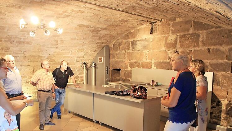 Ein Durchgang an der Rückseite des Schlossgewölbes würde weitere Räume erschließen. Die Theke könnte in den Nebenraum umziehen, meinten die Bauausschuss-Mitglieder beim Ortstermin.  Foto: Andreas Dorsch