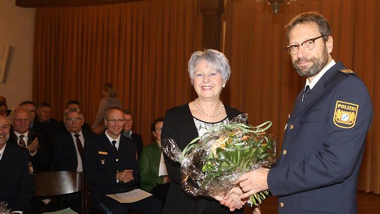 Polizeipräsident Alfons Schieder überreichte Brigitte Mittelstädt Blumen. Foto: Barbara Herbst