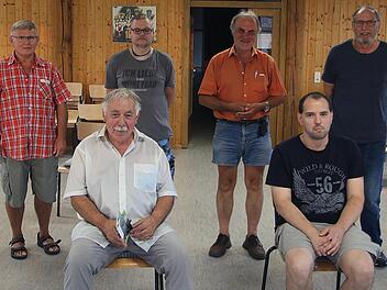 Der neue Vorstand des Vereins der Freunde des Oberen Tores: Vorne links der  wiedergewählte Vorsitzende Wolfram Graeber, daneben sein neuer  Stellvertreter Christian Gopp sowie (hintere Reihe von links nach rechts) Beirat  Lothar Behrendt, Dominik Popp (Vertreter für seine Ehefrau, Kassiererin  Ines Popp), Beirat Dr. Alfred Dahinten und Web-Master Roland Gopp. Foto:  Dieter Britz