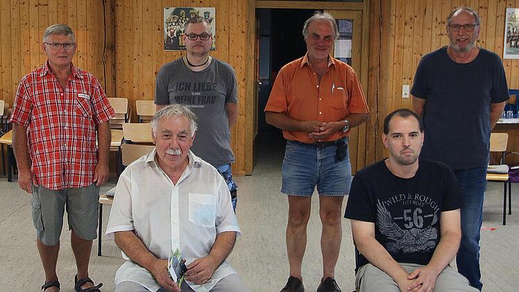 Der neue Vorstand des Vereins der Freunde des Oberen Tores: Vorne links der  wiedergewählte Vorsitzende Wolfram Graeber, daneben sein neuer  Stellvertreter Christian Gopp sowie (hintere Reihe von links nach rechts) Beirat  Lothar Behrendt, Dominik Popp (Vertreter für seine Ehefrau, Kassiererin  Ines Popp), Beirat Dr. Alfred Dahinten und Web-Master Roland Gopp. Foto:  Dieter Britz