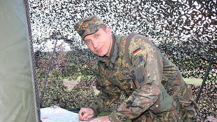 Major Oliver Zwick markiert Fahrzeuge auf seiner Handkarte.