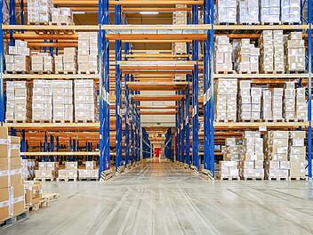 Unfall im Logistikzentrum: Schwerverletzter Arbeiter in Ansbach Lagerhalle, Logistíkzentrum, Logistikunternehmen, Dienstleister