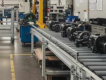 Maschinenbauer, Anlagenbauer, Fabrikhalle, Fertigung, Produktion, Autozulieferer, Industriehalle