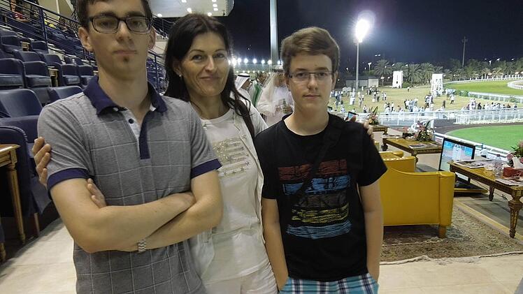 Pferderennen sind in den Emiraten sehr beliebt. Unser Bild zeigt die Söhne und die Ehefrau von Hans-Jürgen Lauer im Reitstadion.