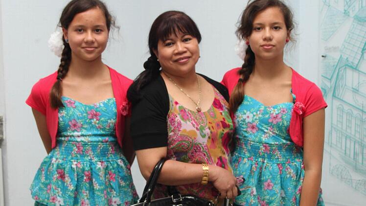 Die Familie Kaiser ist in Eltmann voll integriert, hier Mutter Theresa mit ihren Töchtern Alexa (rechts) und Angelika (links)