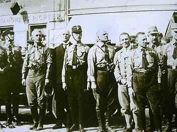 Hitler, Heß, Schemm, der spätere bayerische Ministerpräsident Siebert, Himmler und Streicher (v.l.) auf dem Bayreuther Markplatz. Repros: Franze